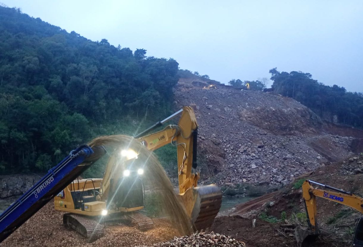 Esteira de triturador lançando cavaco de madeira