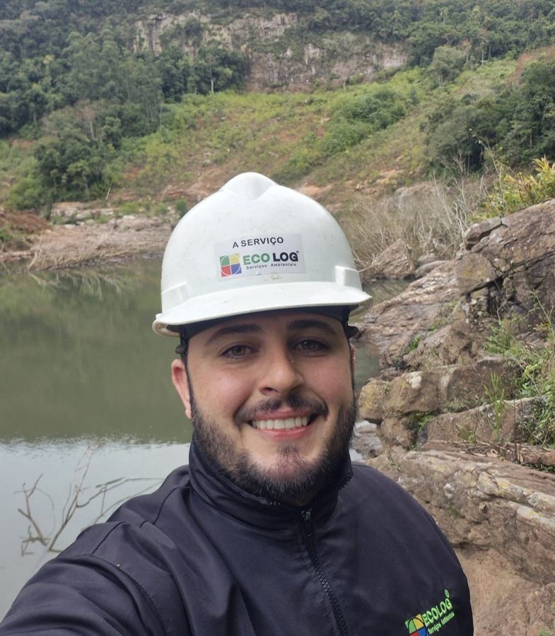 Engenheiro Ivan Batistello em campo na obra da PCH